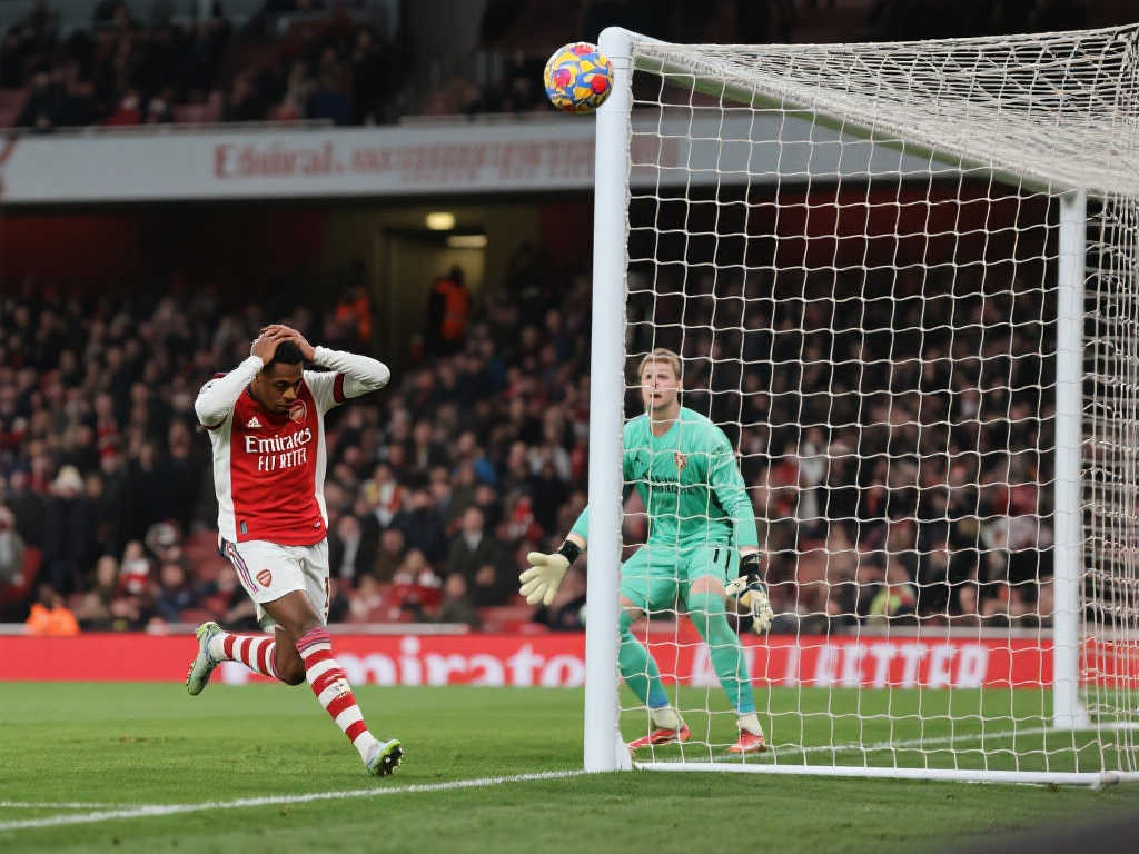 天哪!萨卡空门不进,错失良机懊恼抱头 天哪!萨卡空门不进,错失良机懊恼抱头